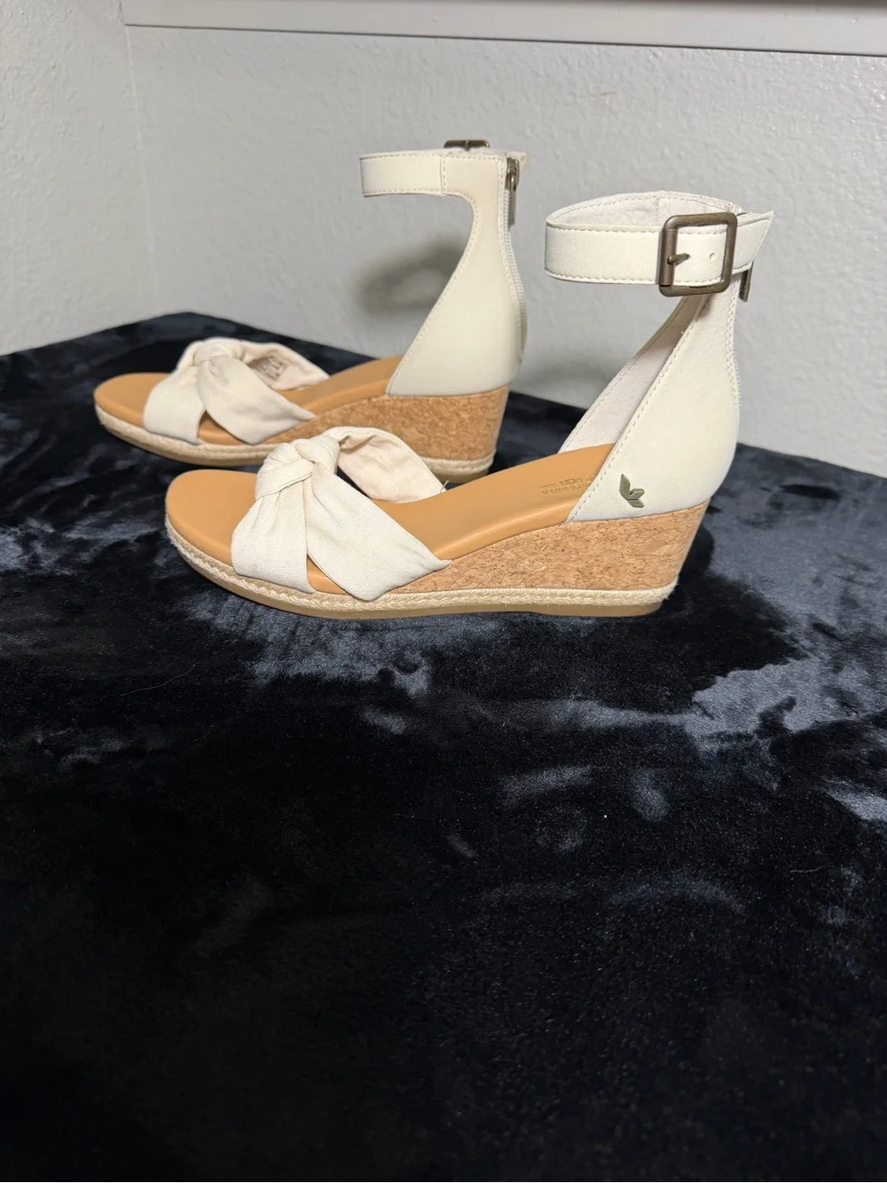 Título: Koolaburra by UGG Cream Knot Wedge Ankle Strap Sandals